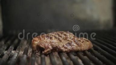 在<strong>烧烤</strong>上煎牛排。 典型的阿根廷<strong>烧烤</strong>或阿萨多。 <strong>烧烤架</strong>里的木头和红色的热煤。